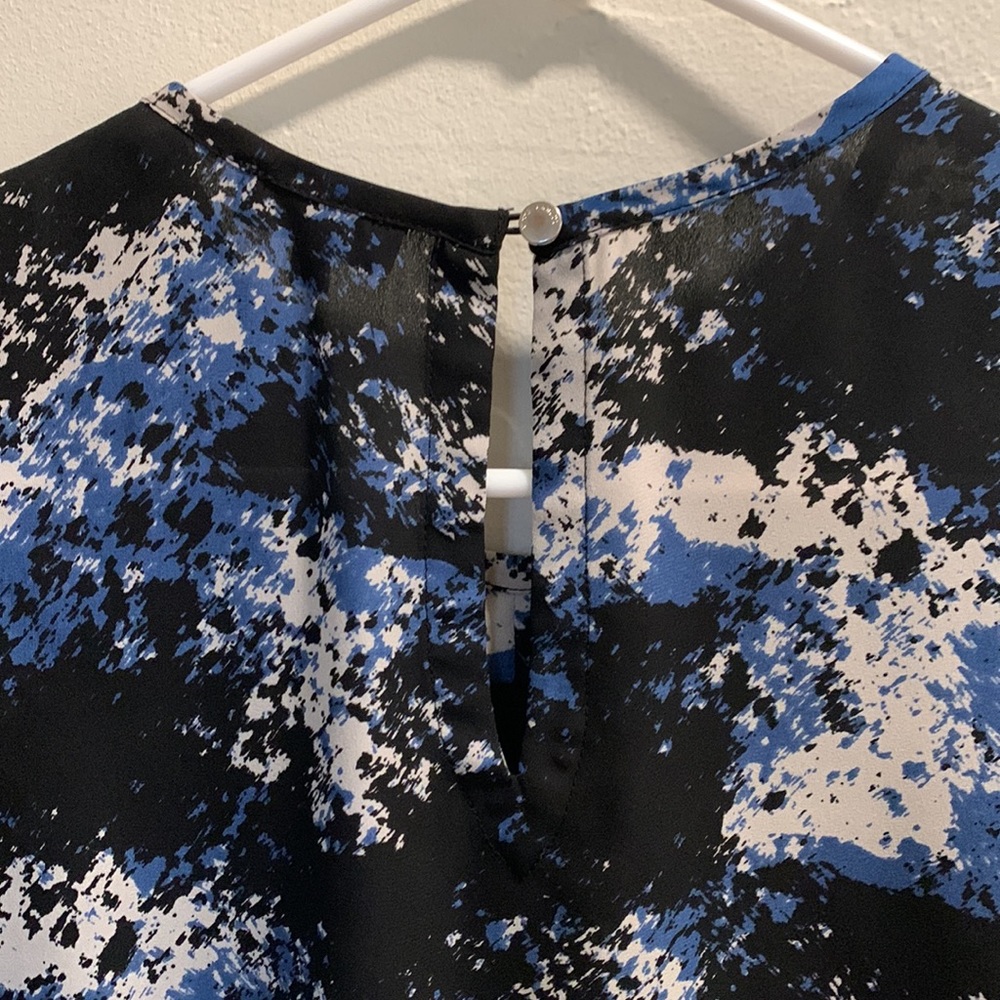 Vince Camuto Black, Blue, White Sleeveless Blouse Size Small - Picture 3 of 11